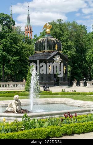 Un belvédère historique décoré de sculptures, sculpture griffon d'or sur le toit dans les jardins du Palais de Branicki, architecture de mansio baroque Banque D'Images