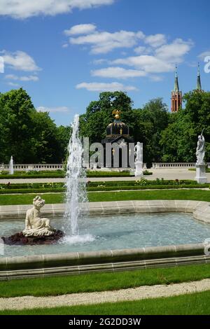 Les jardins du palais de Branicki, avec des fontaines, belvédère historique décoré de sculptures, griffon d'or sur le toit en architecture de m baroque Banque D'Images