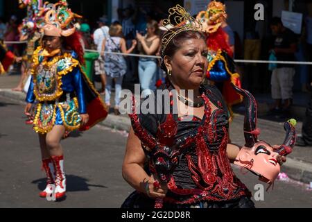 Les jeunes femmes d'effectuer la danse de la diabla (diable) dans le cadre du Carnaval Andino con la Fuerza del Sol à Arica, Chili. Banque D'Images