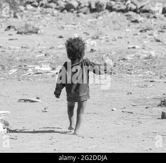 Taiz   Yémen   16 mars 2017 : UN enfant yéménite cherche de la nourriture dans un camp pour personnes déplacées de la guerre dans la ville de Taiz, au Yémen Banque D'Images