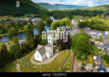 Vue aérienne du village de Kenmore et de l'église d'Écosse de Kenmore au Loch Tay dans le Perthshire, en Écosse, au Royaume-Uni Banque D'Images