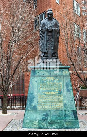 Manhattan, New York, Etats-Unis - 31 décembre 2013 : Statue de Confucius au coin de Confucius Plaza, Chinatown. Banque D'Images