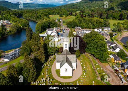 Vue aérienne du village de Kenmore et de l'église d'Écosse de Kenmore au Loch Tay dans le Perthshire, en Écosse, au Royaume-Uni Banque D'Images