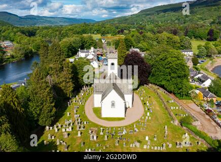 Vue aérienne du village de Kenmore et de l'église d'Écosse de Kenmore au Loch Tay dans le Perthshire, en Écosse, au Royaume-Uni Banque D'Images