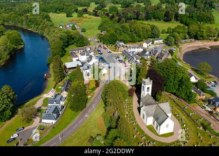 Vue aérienne du village de Kenmore et de l'église d'Écosse de Kenmore au Loch Tay dans le Perthshire, en Écosse, au Royaume-Uni Banque D'Images