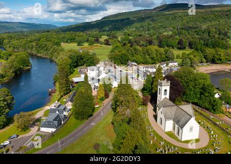 Vue aérienne du village de Kenmore et de l'église d'Écosse de Kenmore au Loch Tay dans le Perthshire, en Écosse, au Royaume-Uni Banque D'Images