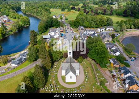 Vue aérienne du village de Kenmore et de l'église d'Écosse de Kenmore au Loch Tay dans le Perthshire, en Écosse, au Royaume-Uni Banque D'Images