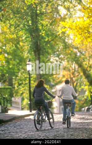 Deux femmes à vélo sur Cobblestone main Street, Nantucket, Nantucket Island, Massachusetts, États-Unis Banque D'Images