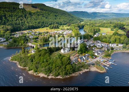 Vue aérienne du village de Kenmore au Loch Tay dans le Perthshire, en Écosse, au Royaume-Uni Banque D'Images