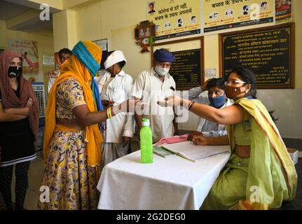 Beawar, Inde. 09e juin 2021. Beawar, Rajasthan, Inde, 9 juin 2021 : les travailleurs de la santé prennent les détails de leur résident pour Covaxin (vaccin COVID-19) lors d'une campagne de vaccination dans le village de Liri près de Beawar. Le Rajasthan crée un record mercredi par la vaccination de 433538 personnes en une seule journée, y compris 417868 première dose et 15670 seconde dose. La vaccination la plus élevée de 49805 personnes a eu lieu dans le district d'Ajmer. Crédit : Sumit Saraswat/Alay Live News Banque D'Images