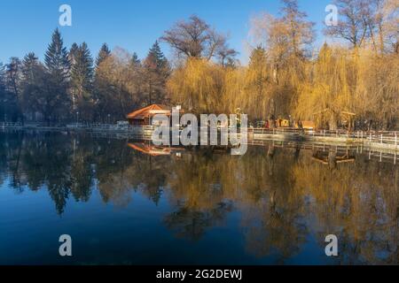 Lac de Kleptuza à Velingrad, une capitale thermale des Balkans dans les montagnes de Rhodope, Bulgarie Banque D'Images