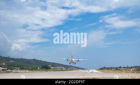 SKIATHOS, GRÈCE - 09 juin 2021 : atterrissage d'un avion à l'aéroport de Skiathos, ville de Skiathos, Grèce, juin-9-2021 Banque D'Images