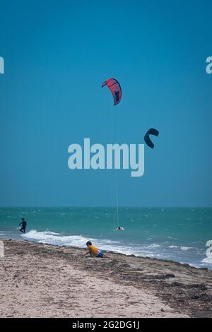 Manaure, la Guajira, Colombie - Mai 29 2021: Touristes hommes pratiquant le kiteboarding à Mayapo Beach en une journée ensoleillée Banque D'Images