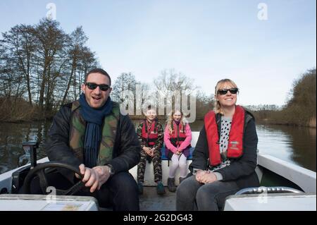 Une famille peut passer une journée à bord d'un bateau loué sur les Norfolk Broads. Banque D'Images