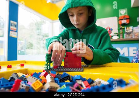 Enfants jouant avec des jouets lego Banque D'Images