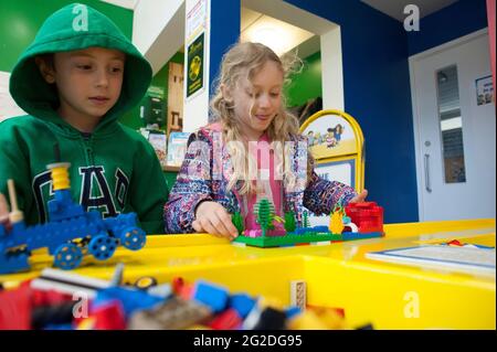 Enfants jouant avec des jouets lego Banque D'Images