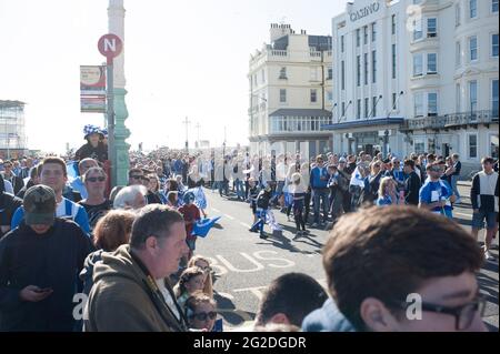 Brighton et Hove Albion tour bus procession le long de Brighton front de mer pour leur promotion au Premiership Banque D'Images