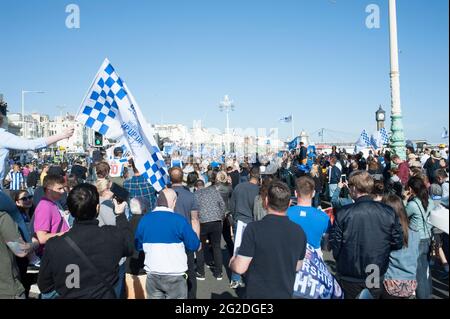 Brighton et Hove Albion tour bus procession le long de Brighton front de mer pour leur promotion au Premiership Banque D'Images