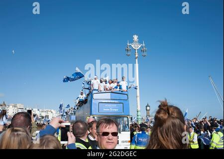 Brighton et Hove Albion tour bus procession le long de Brighton front de mer pour leur promotion au Premiership Banque D'Images