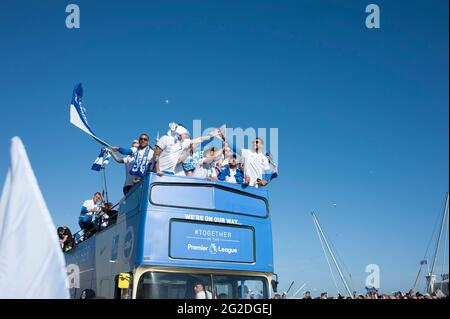 Brighton et Hove Albion tour bus procession le long de Brighton front de mer pour leur promotion au Premiership Banque D'Images