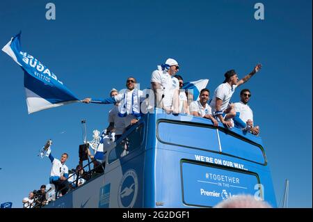 Brighton et Hove Albion tour bus procession le long de Brighton front de mer pour leur promotion au Premiership Banque D'Images