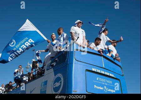 Brighton et Hove Albion tour bus procession le long de Brighton front de mer pour leur promotion au Premiership Banque D'Images