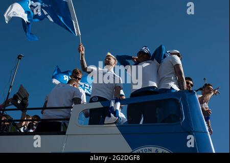 Brighton et Hove Albion tour bus procession le long de Brighton front de mer pour leur promotion au Premiership Banque D'Images