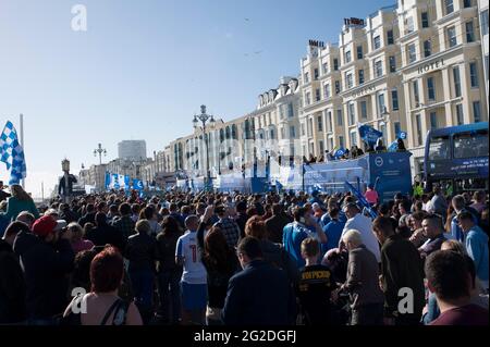 Brighton et Hove Albion tour bus procession le long de Brighton front de mer pour leur promotion au Premiership Banque D'Images