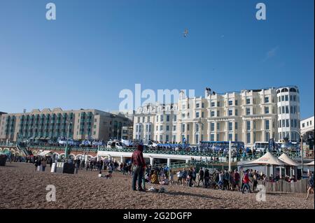 Brighton et Hove Albion tour bus procession le long de Brighton front de mer pour leur promotion au Premiership Banque D'Images