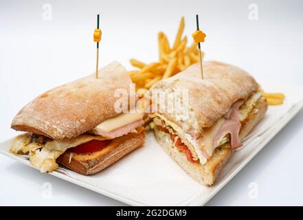 Sandwich à la sirloin de bœuf avec jambon et fromage Banque D'Images