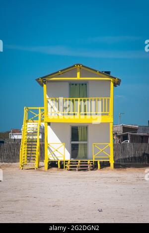 Manaure, la Guajira, Colombie - Mai 29 2021: Maison de vacances jaune pour les touristes sur la plage de Mayapo Banque D'Images