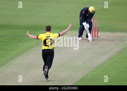 Josh Shaw de Gloucestershire célèbre après avoir pris le cricket de Colin Ingram de Glamourgan lors du match Vitality T20 à Sophia Gardens, Cardiff. Date de la photo: Jeudi 10 juin 2021. Banque D'Images