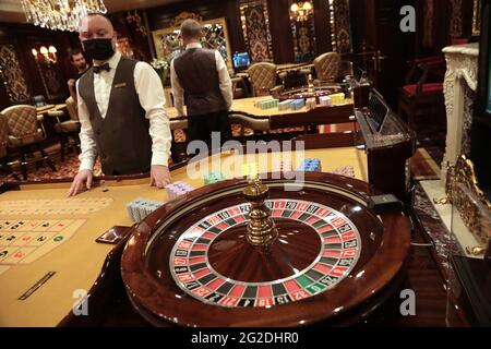 KIEV, UKRAINE - 10 JUIN 2021 - UN croupier du casino milliardaire se tient à une table de roulette, Kiev, capitale de l'Ukraine. Banque D'Images