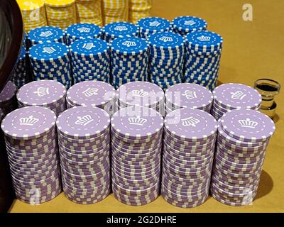 KIEV, UKRAINE - 10 JUIN 2021 - les piles de jetons sont photographiés dans le premier casino légal de Kiev, capitale de l'Ukraine. Banque D'Images