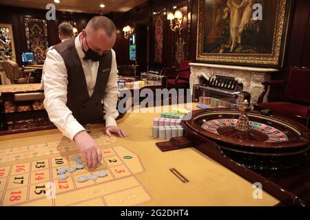 KIEV, UKRAINE - 10 JUIN 2021 - UN croupier du casino milliardaire se tient à une table de roulette, Kiev, capitale de l'Ukraine. Banque D'Images