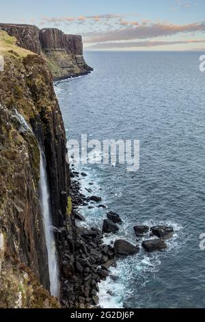 mealt chute d'eau et des falaises de basalte de roche de kilt île de skye ecosse Banque D'Images