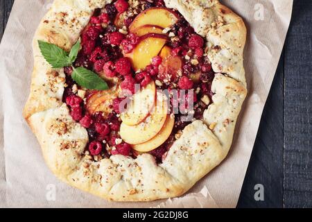 Tarte aux framboises, tarte sur fond de bois sombre. Banque D'Images