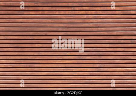 Texture d'arrière-plan du panneau en bois. Motif en bois décoratif horizontal sur la façade du bâtiment Banque D'Images