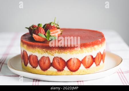 Gâteau français aux fraises Fraisier sur une assiette blanche. Banque D'Images