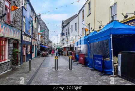 Quay Street, Galway, Irlande au cœur du quartier latin de la ville. Banque D'Images