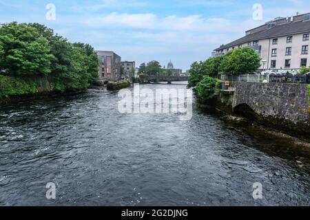 La rivière Corrib traverse le centre de Galway, en Irlande. Au total, il a une longueur de six kilomètres. Banque D'Images