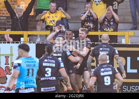 Castleford, Royaume-Uni. 10 juin 2021. Jason Qareqare (33 ans) de Castleford Tigers célèbre son essai sur ses débuts à Castleford, Royaume-Uni le 6/10/2021. (Photo de Mark Cosgrove/News Images/Sipa USA) crédit: SIPA USA/Alay Live News Banque D'Images