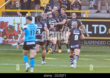 Castleford, Royaume-Uni. 10 juin 2021. Jason Qareqare (33 ans) de Castleford Tigers célèbre son essai sur ses débuts à Castleford, Royaume-Uni le 6/10/2021. (Photo de Mark Cosgrove/News Images/Sipa USA) crédit: SIPA USA/Alay Live News Banque D'Images