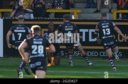 Jason Qareaqre de Castleford Tigers (au centre) célèbre la première tentative de jeu de son côté avec des coéquipiers lors du match de la Super League de Betfred au Mend-A-Flex Jungle, Castleford. Photo Date: Mercredi 10 juin 2021. Banque D'Images