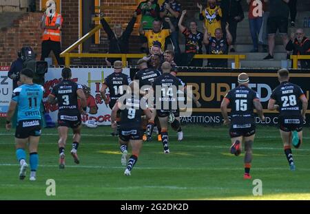 Jason Qareaqre de Castleford Tigers (au centre) célèbre la première tentative de jeu de son côté avec des coéquipiers lors du match de la Super League de Betfred au Mend-A-Flex Jungle, Castleford. Photo Date: Mercredi 10 juin 2021. Banque D'Images