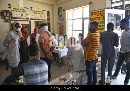 Beawar, Inde. 09e juin 2021. Les travailleurs de la santé prennent les détails du résident pour Covaxin (vaccin COVID-19) lors d'une campagne de vaccination dans le village de Liri près de Beawar. Le Rajasthan crée un record mercredi par la vaccination de 433538 personnes en une seule journée, y compris 417868 première dose et 15670 seconde dose. La vaccination la plus élevée de 49805 personnes a eu lieu dans le district d'Ajmer. (Photo de Sumit Saraswat/Pacific Press) crédit: Pacific Press Media production Corp./Alay Live News Banque D'Images