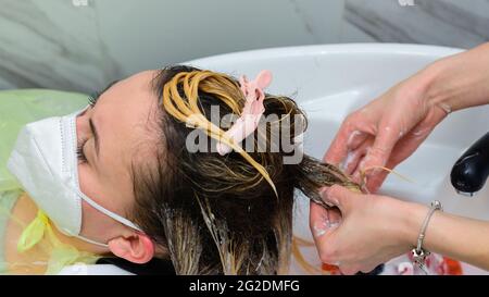 Après shampooing après application, soins capillaires dans le salon, technique de balayage. Nouveau Banque D'Images