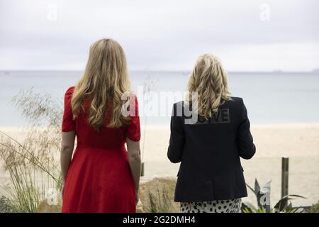 Carbis Bay, Royaume-Uni. 10 juin 2021. Carrie Johnson, épouse du Premier ministre Boris Johnson, s'entretient avec la première dame des États-Unis, M. Jill Biden, avant le Sommet des dirigeants du G7 à Carbis Bay, à Cornwall, au Royaume-Uni, le 10 juin 2021. Photo de Simon Dawson/No 10 Downing Street/UPI crédit: UPI/Alay Live News Banque D'Images