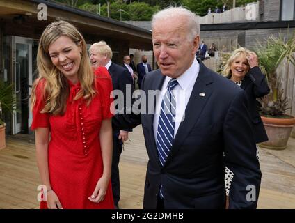 Carbis Bay, Royaume-Uni. 10 juin 2021. Carrie Johnson, épouse du Premier ministre Boris Johnson, s'entretient avec le président des États-Unis, Joe Biden, avant le sommet des dirigeants du G7 à Carbis Bay, à Cornwall, au Royaume-Uni, le 10 juin 2021. Photo par Andrew Parsons/No 10 Downing Street/UPI crédit: UPI/Alamy Live News Banque D'Images