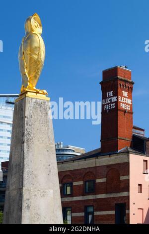 Royaume-Uni, Yorkshire de l'Ouest, statue de chouette à feuilles d'or devant le Leeds Civic Hall de Millennium Square Banque D'Images